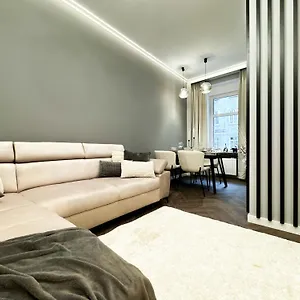 Central, Modern & Chic Gem, Near Park! 10min To Old Town, Trumski Apartament